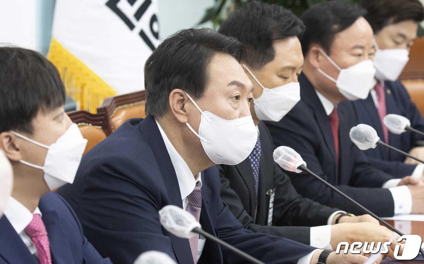 본문 이미지 - 윤석열 국민의힘 대선 후보가 25일 국회에서 열린 최고위원회의에서 선거대책위원회 본부장 인선 결과를 발표하고 있다. 2021.11.25/뉴스1 ⓒ News1 오대일 기자