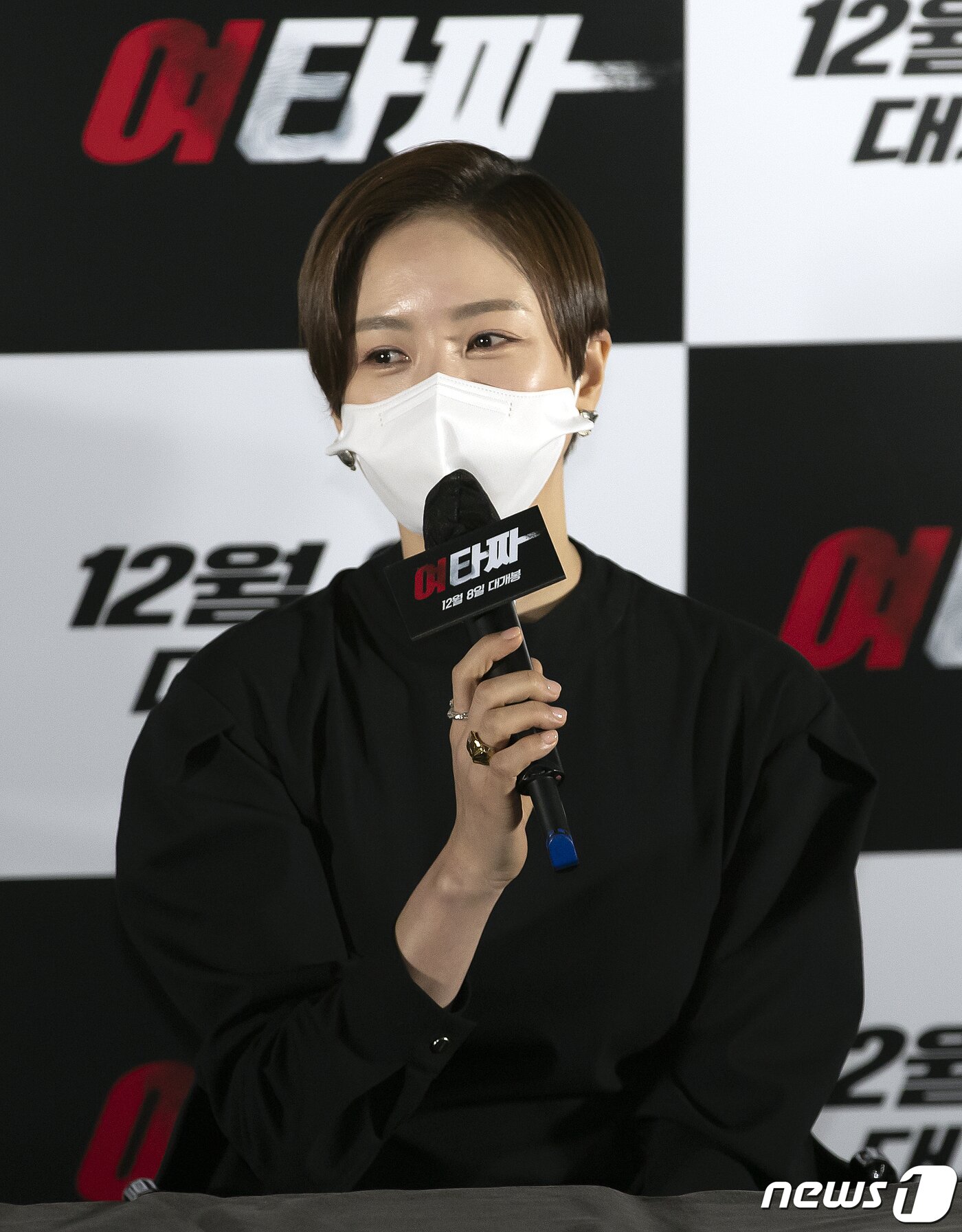 본문 이미지 - 배우 김사희가 25일 오전 서울 광진구 롯데시네마 건대입구에서 열린 영화 ‘여타짜’ 언론시사회에서 인사말을 하고 있다. '여타짜'는 포커판에 뛰어든 '미미'가 미스터리한 타짜 '오자와'를 만난 뒤 일생일대의 거래를 위해 목숨까지 배팅하는 이야기를 그린 범죄 도박극이다. 2021.11.25/뉴스1 ⓒ News1 김진환 기자