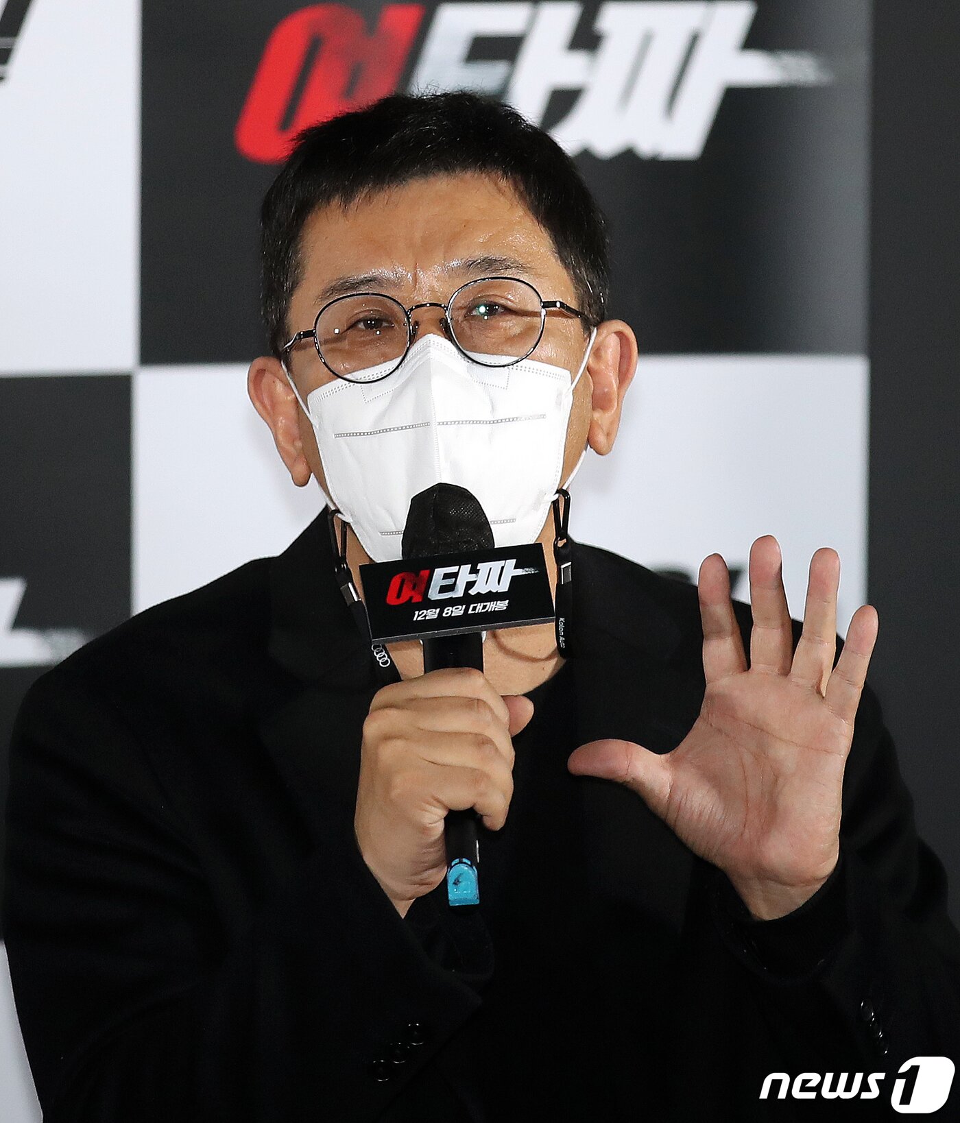 본문 이미지 - 이지승 감독이 25일 오전 서울 광진구 롯데시네마 건대입구에서 열린 영화 ‘여타짜’ 언론시사회에서 취재진 질문에 답변하고 있다. '여타짜'는 포커판에 뛰어든 '미미'가 미스터리한 타짜 '오자와'를 만난 뒤 일생일대의 거래를 위해 목숨까지 배팅하는 이야기를 그린 범죄 도박극이다. 2021.11.25/뉴스1 ⓒ News1 김진환 기자