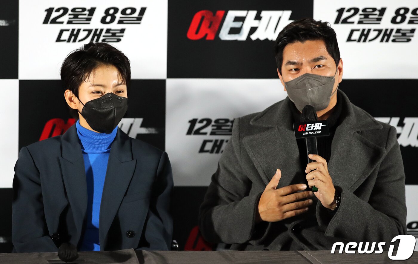 본문 이미지 - 배우 최민철이 25일 오전 서울 광진구 롯데시네마 건대입구에서 열린 영화 ‘여타짜’ 언론시사회에서 취재진 질문에 답변하고 있다. '여타짜'는 포커판에 뛰어든 '미미'가 미스터리한 타짜 '오자와'를 만난 뒤 일생일대의 거래를 위해 목숨까지 배팅하는 이야기를 그린 범죄 도박극이다. 2021.11.25/뉴스1 ⓒ News1 김진환 기자