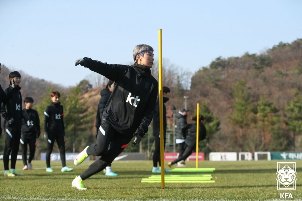 본문 이미지 - 여자 축구 국가대표팀의 지소연이 2022 아시아축구연맹(AFC) 여자 아시안컵 본선 대비 뉴질랜드와 평가전을 앞둔 25일 경기도 파주NFC(대표팀트레이닝센터)에서 훈련을 하고 있다. (대한축구협회 제공) 2021.11.25/뉴스1