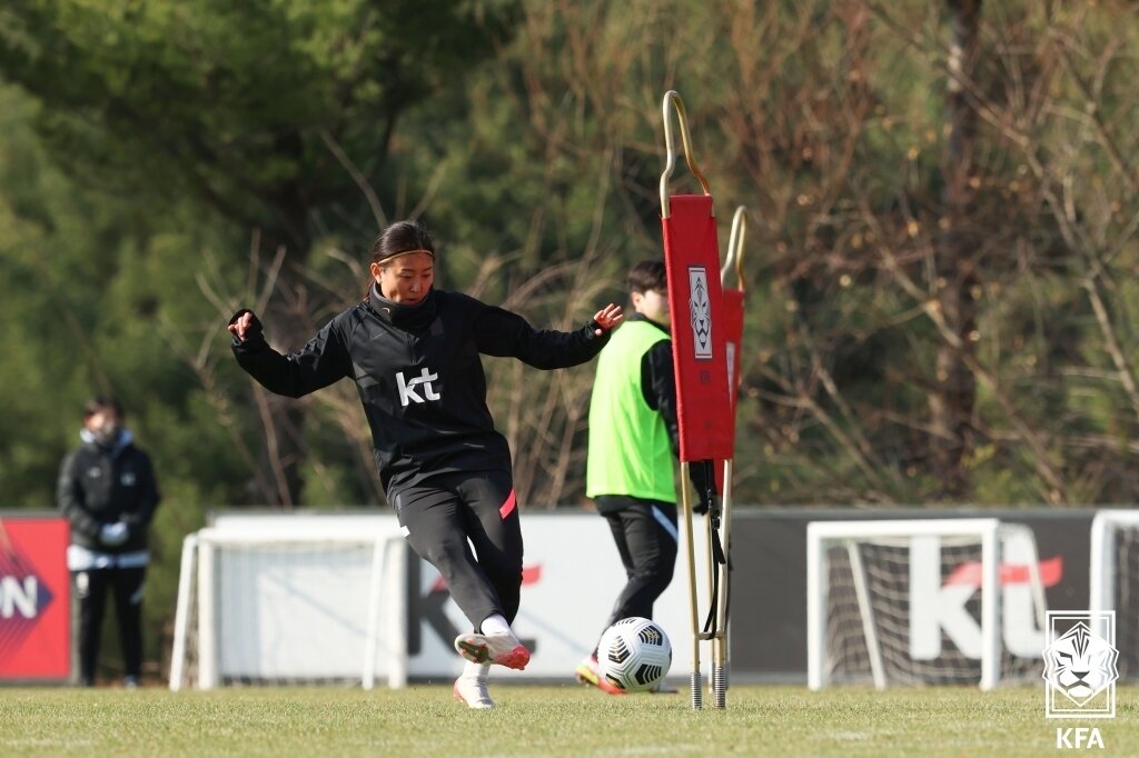 본문 이미지 - 한국 여자축구대표팀의 조소현이 2022 아시아축구연맹(AFC) 여자 아시안컵 본선 대비 뉴질랜드와 평가전을 앞둔 25일 경기도 파주NFC(대표팀트레이닝센터)에서 훈련하고 있다. (대한축구협회 제공) 2021.11.25/뉴스1