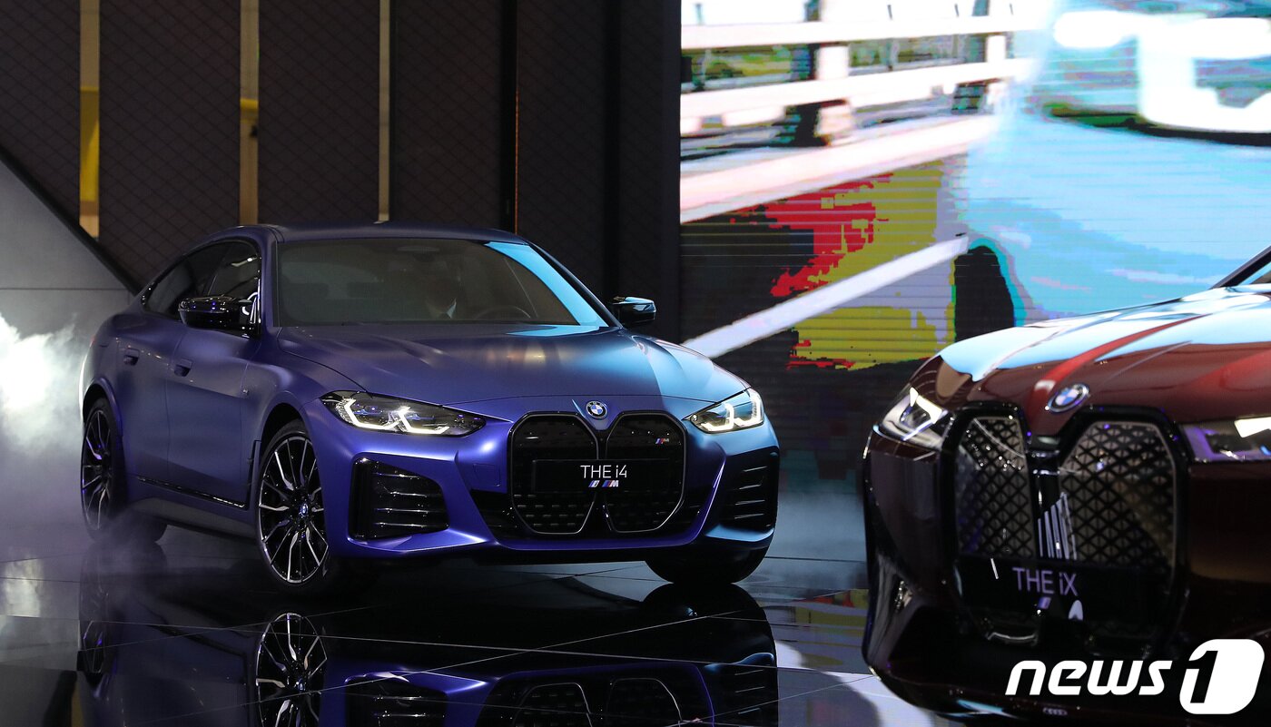 본문 이미지 - BMW의 순수 전기차 i4 M50. 2021.11.25/뉴스1 ⓒ News1 구윤성 기자