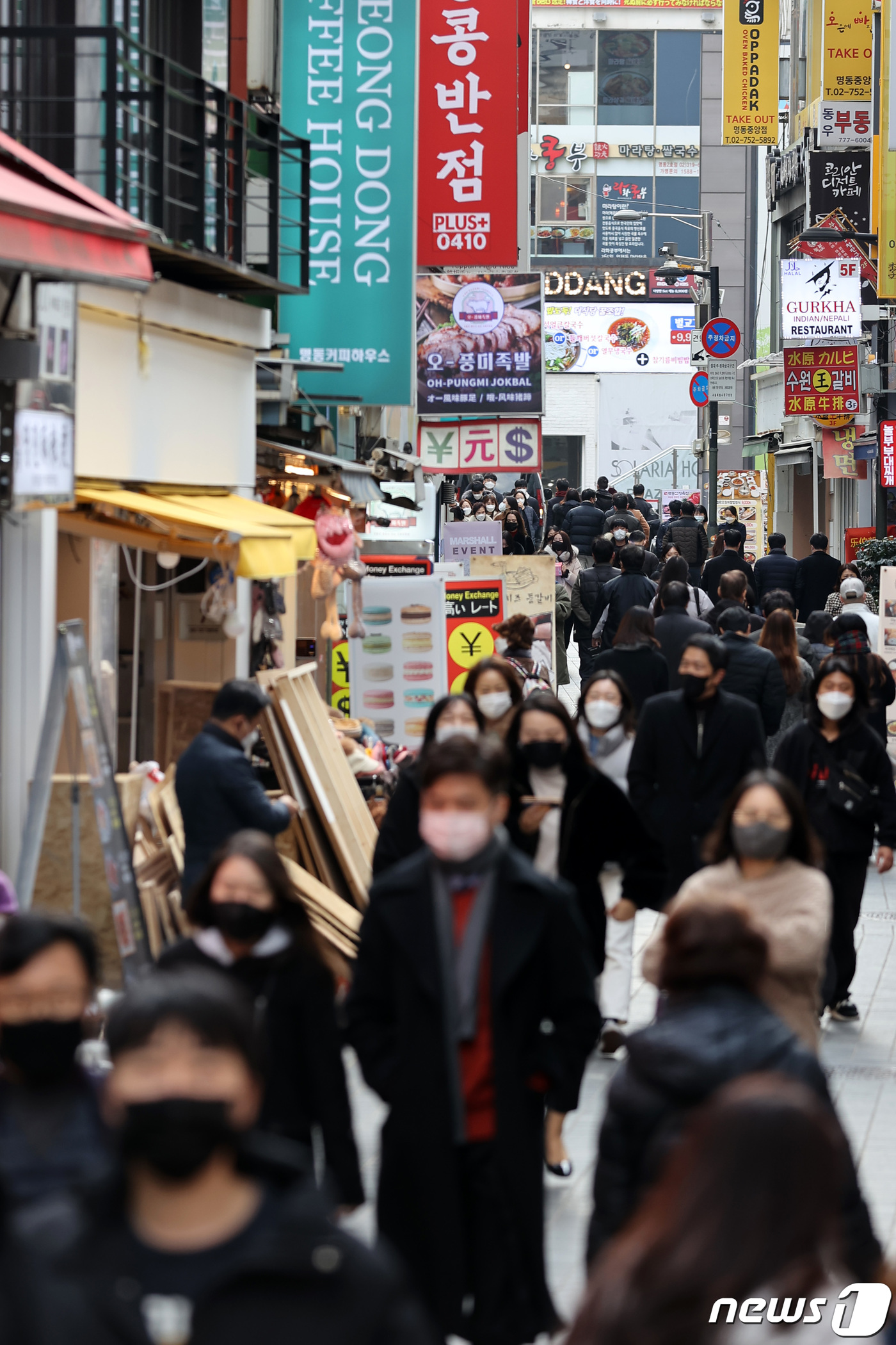 (서울=뉴스1) 조태형 기자 = 국내 신종 코로나바이러스 감염증(코로나19) 유행 상황이 연일 악화되는 가운데 25일 시민들이 서울 중구 명동거리를 걷고 있다.이날 개최된 코로나1 …