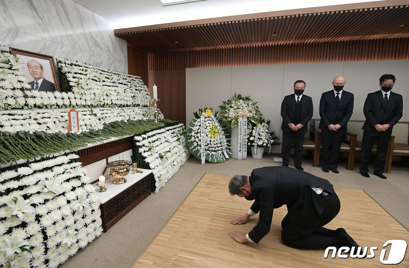 본문 이미지 - 고(故) 노태우 전 대통령 아들 노재헌 동아시아문화센터 이사장이 25일 서울 서대문구 신촌세브란스병원 장례식장에 마련된 전직 대통령 전두환씨 빈소를 찾아 조문을 하고 있다. 2021.11.25/뉴스1 ⓒ News1 김명섭 기자