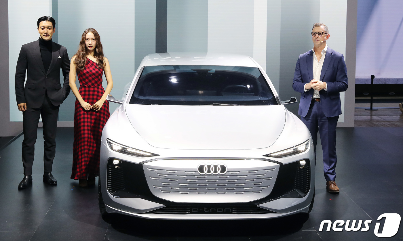 (서울=뉴스1) 구윤성 기자 = 25일 경기도 고양시 일산 킨텍스에서 열린 '2021 서울모빌리티쇼' 프레스데이 행사에서 제프 매너링 아우디코리아 사장과 가수 겸 배우 최시원, 정 …