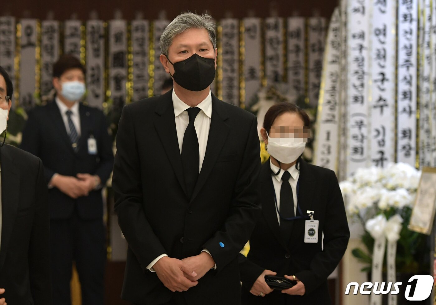 본문 이미지 - 고(故) 노태우 전 대통령 아들 노재헌 동아시아문화센터 이사장이 25일 서울 서대문구 신촌세브란스병원 장례식장에 마련된 전직 대통령 전두환씨 빈소로 향하고 있다. 2021.11.25/뉴스1 ⓒ News1 김명섭 기자