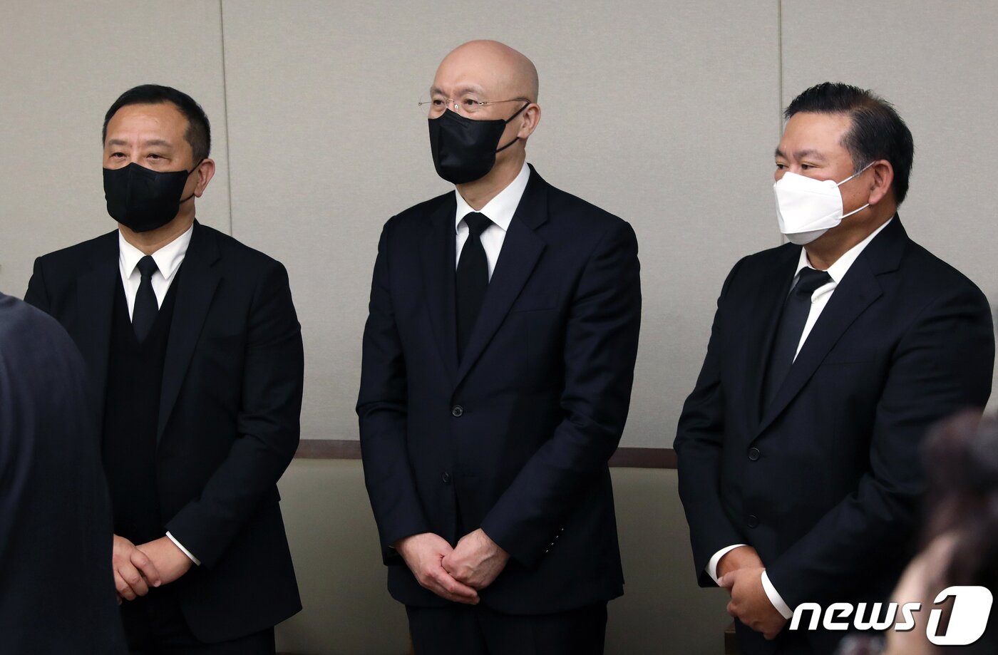 본문 이미지 - 2021년 11월 25일 오후 서울 서대문구 신촌 세브란스병원 장례식장에 마련된 고 전두환 전 대통령 빈소에서 전 전 대통령 장남 전재국(왼쪽부터), 차남 전재용, 삼남 전재만 씨가 조문객을 맞이하고 있다. ⓒ News1 김명섭 기자