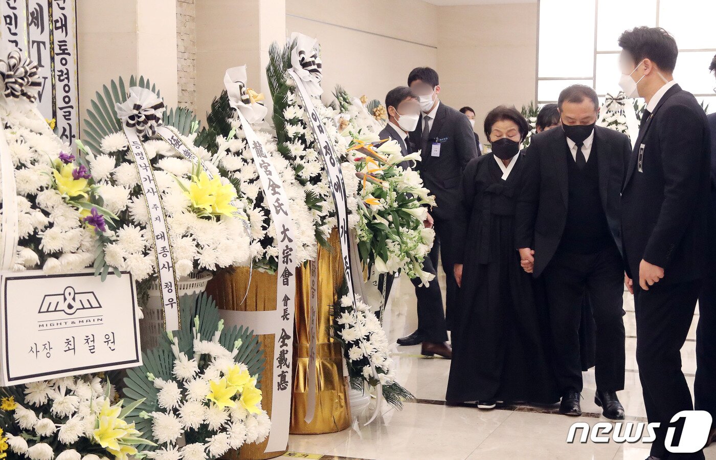 본문 이미지 - 25일 오후 서울 서대문구 신촌세브란스병원 장례식장에 마련된 전두환 전 대통령 빈소에서 전 전 대통령의 부인 이순자 씨와 유족들이 입관식을 위해 이동하고 있다. 2021.11.25/뉴스1 ⓒ News1 조태형 기자