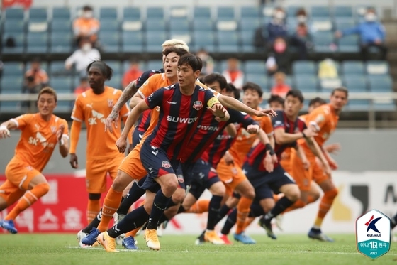 제주 유나이티드와 수원FC의 경기(한국프로축구연맹 제공)© 뉴스1
