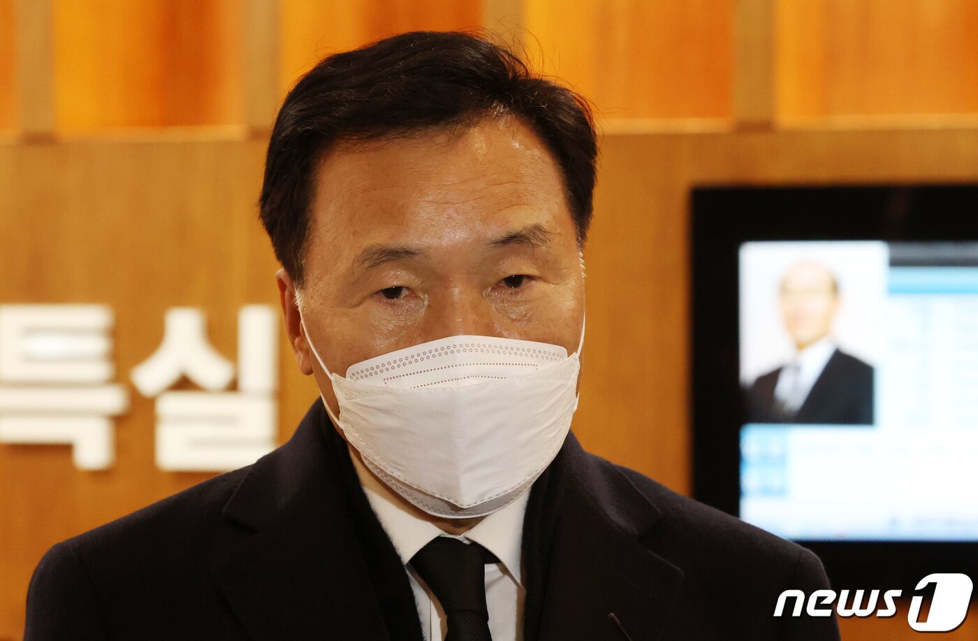 본문 이미지 - 손학규 전 바른미래당 대표가 25일 오후 서울 서대문구 신촌세브란스병원 장례식장에 마련된 전두환 전 대통령 빈소에서 조문을 마치고 취재진의 질문에 답변하고 있다. 2021.11.25/뉴스1 ⓒ News1 조태형 기자