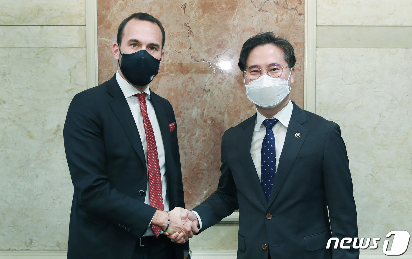 (서울=뉴스1) 임세영 기자 = 박진규 산업통상자원부 1차관이 25일 서울 여의도 켄싱턴호텔 그리니치룸에서 만리오 디 스테파노(Manlio Di Stefano) 이탈리아 외교국제협 …