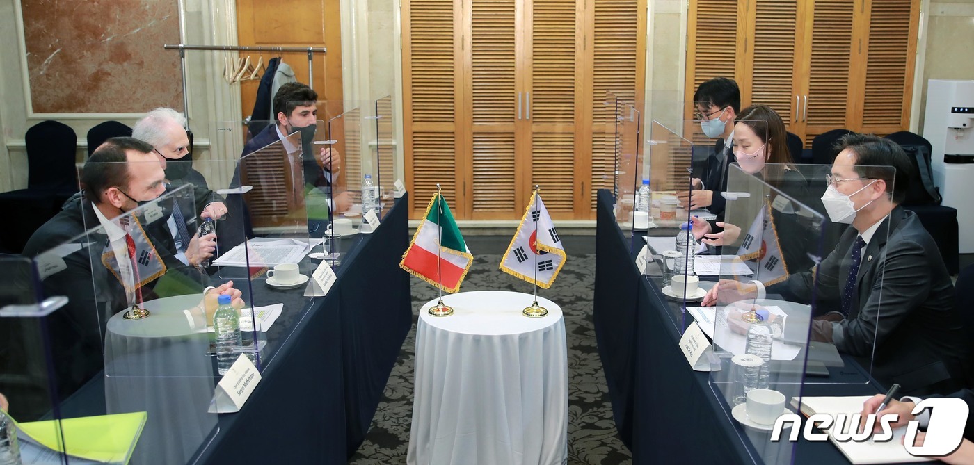 (서울=뉴스1) 임세영 기자 = 박진규 산업통상자원부 1차관이 25일 서울 여의도 켄싱턴호텔 그리니치룸에서 만리오 디 스테파노(Manlio Di Stefano) 이탈리아 외교국제협 …