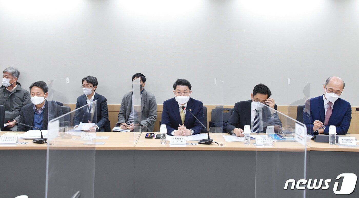 본문 이미지 - 이억원 기획재정부 차관이 26일 서울 종로구 정부청사에서 열린 '경제안보 핵심품목 TF 제1차 회의'를 주재하고 있다. (기획재정부 제공) 2021.11.26/뉴스1