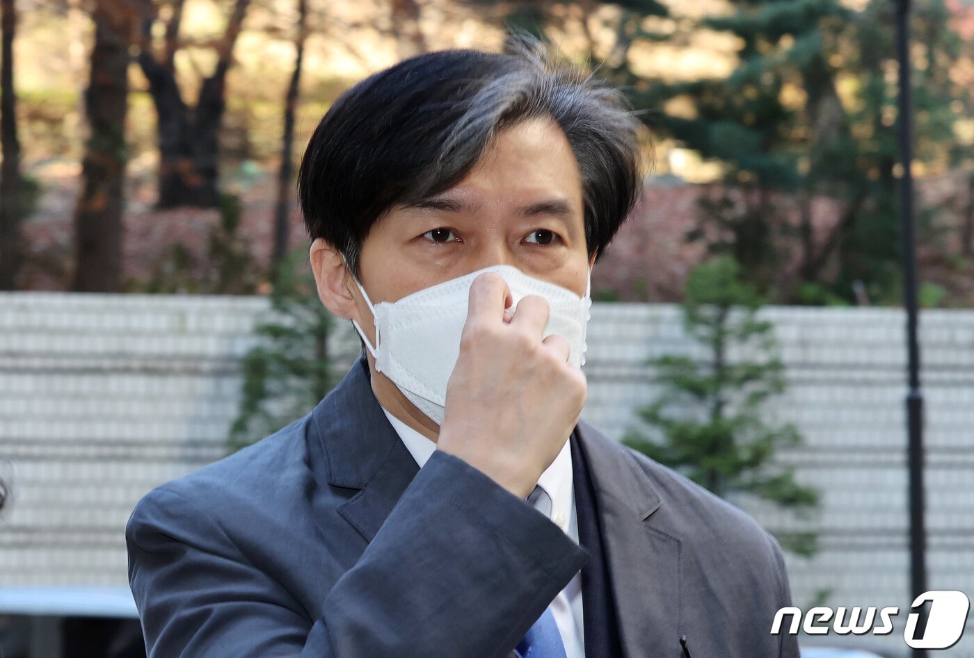 본문 이미지 - 자녀 입시비리 혐의로 재판에 넘겨진 조국 전 법무부 장관이 26일 오전 서울 서초구 서울중앙지법에서 열린 공판에 출석하고 있다. 2021.11.26/뉴스1 ⓒ News1 박지혜 기자