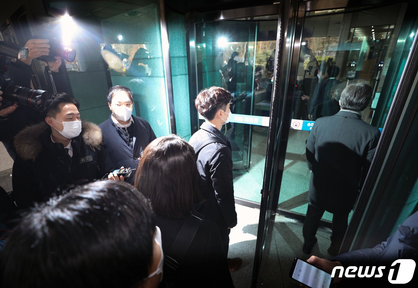 본문 이미지 - 26일 오전 서울 서초구 대검찰청에서 고위공직자범죄수사처(공수처) 수사관들이 '이성윤 서울고검장 공소장 유출 사건'과 관련 압수수색을 위해 대검찰청으로 들어서고 있다. 공수처 수사3부(부장검사 최석규)는 이날 오전 10시부터 검사 및 수사관 등 10여명을 투입, 검찰 내부 이메일과 메신저 등을 확보하기 위해 대검찰청 정보통신과 압수수색에 들어갔다. 이날 오후에는 수원지검을 압수수색할 예정이다. 2021.11.26/뉴스1 ⓒ News1 신웅수 기자