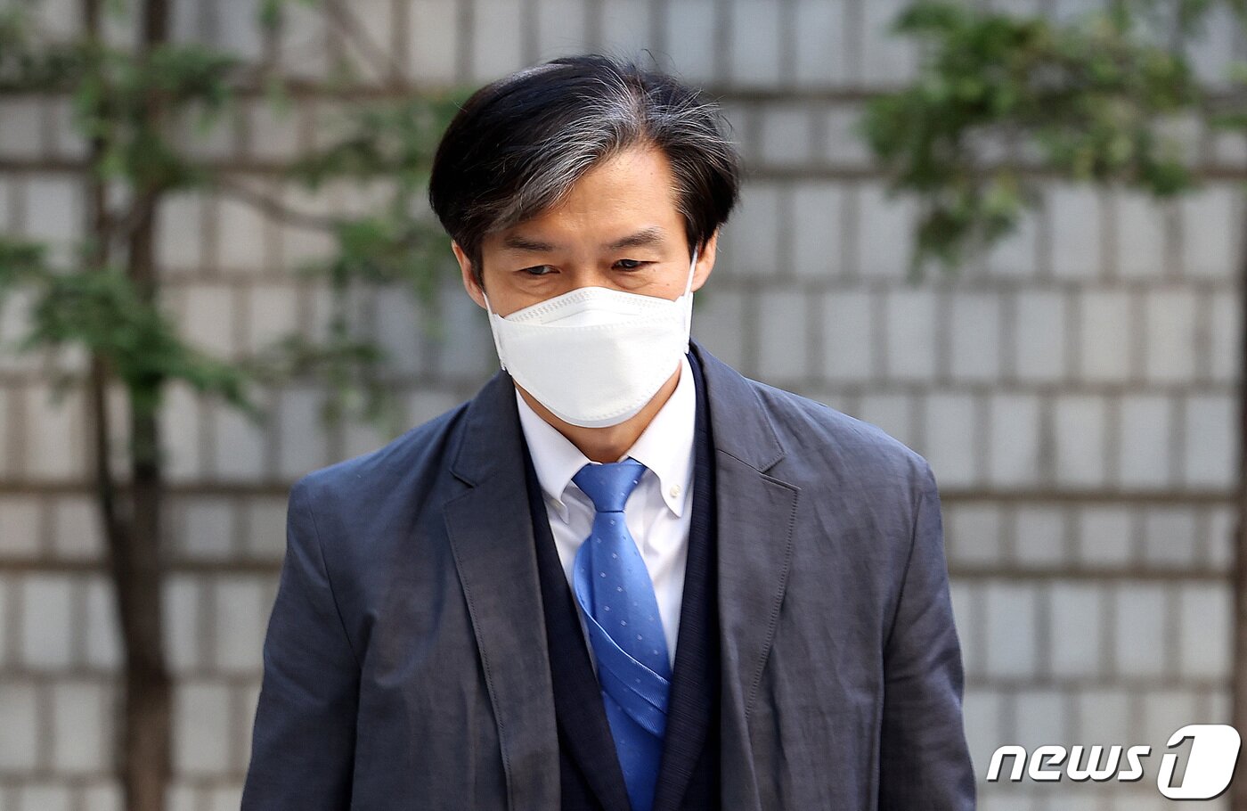 본문 이미지 - 자녀 입시비리 혐의로 재판에 넘겨진 조국 전 법무부 장관이 2021년 11월26일 오전 서울 서초구 서울중앙지법에서 열린 공판에 출석하고 있다. 2021.11.26/뉴스1 ⓒ News1 박지혜 기자