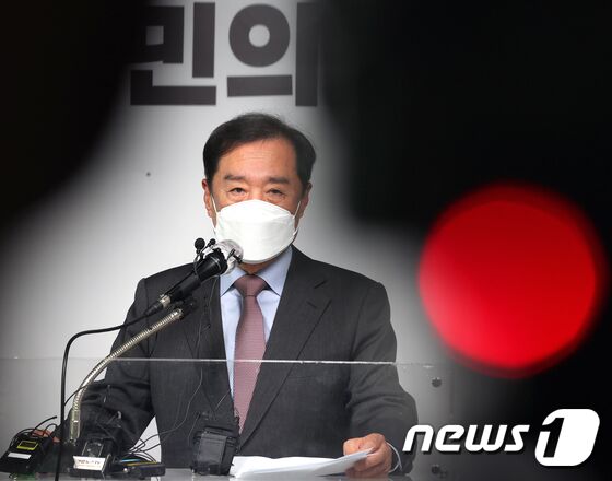 김병준 국민의힘 상임선대위원장이 26일 오전 서울 여의도 국민의힘 당사에서 열린 기자간담회에서 질문에 답하고 있다. 김 위원장은 이날 당사에서 윤석열 대선 후보와 면담한 뒤