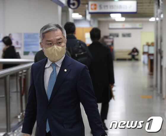 최강욱 열린민주당 대표가 26일 오전 서울 서초구 서울중앙지법에서 열린 이동재 전 채널A 기자 명예훼손 공판에 출석하고 있다. '검언유착 의혹'을 받고 있는 이 전 기자는 최 대표가 사회관계망서비스(SNS)에 허위사실을 퍼뜨려 명예 훼손을 당했다며 최 대표를 고소한 바 있다. 2021.11.26/뉴스1 © News1 신웅수 기자