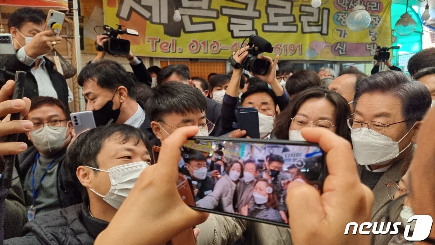 본문 이미지 - 11월26일 이재명 더불어민주당 대선 후보가 목포 동부시장에서 시민들과 사진촬영하고 있다.2021.11.26ⓒ 뉴스1 이준성 기자