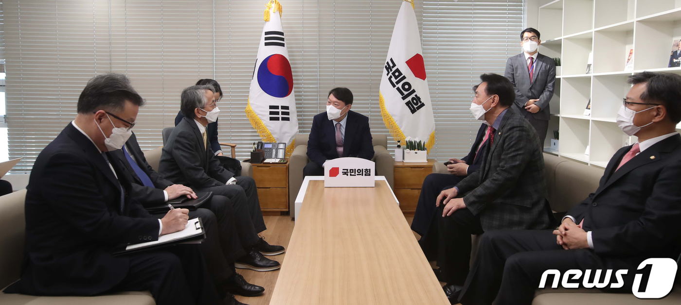 (서울=뉴스1) 오대일 기자 = 윤석열 국민의힘 대선 후보가 26일 오전 서울 여의도 국민의힘 당사에서 아이보시 고이치 주한 일본대사를 접견하고 있다. 2021.11.26/뉴스1