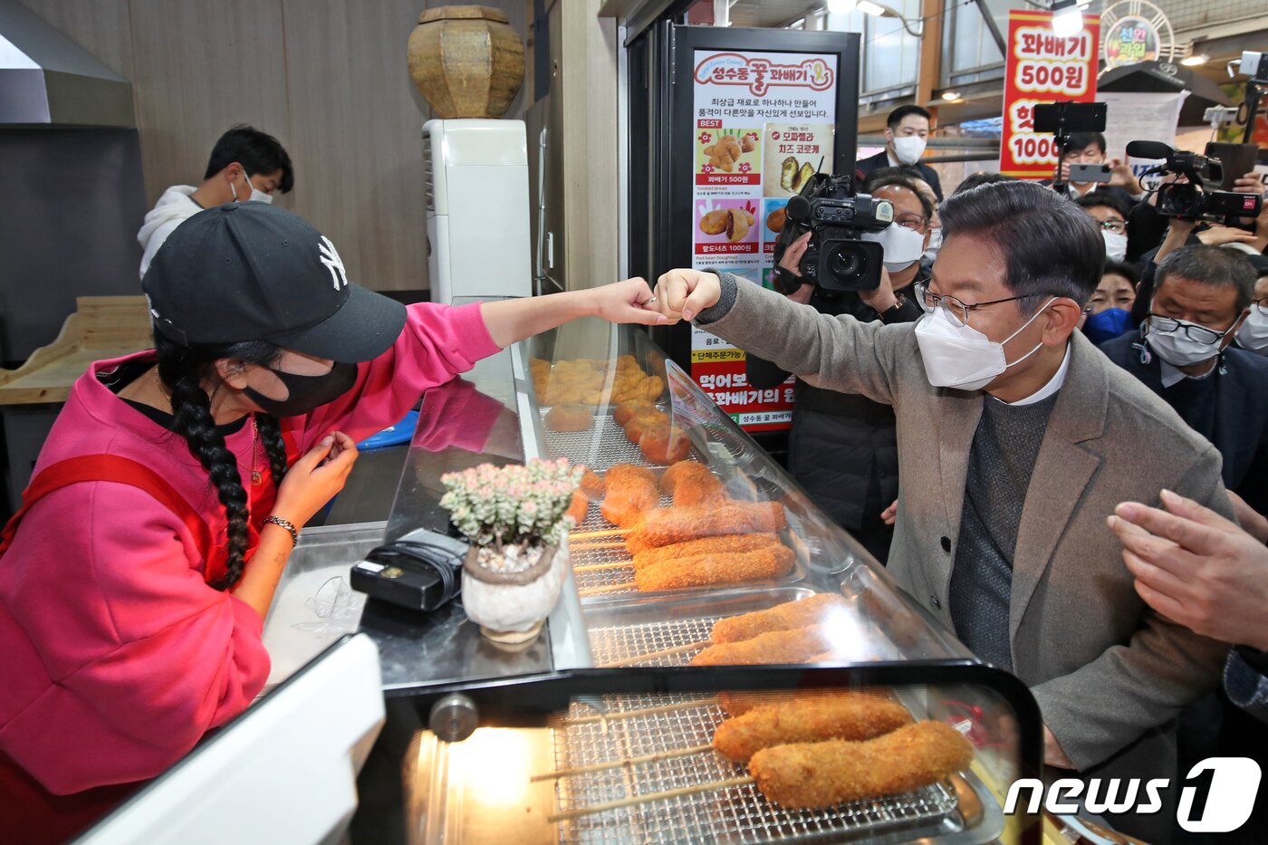 본문 이미지 - 이재명 더불어민주당 대선후보가 26일 오후 전남 목포시 동부시장을 찾아 시장 상인들과 인사를 나누고 있다. 2021.11.26/뉴스1 ⓒ News1 황희규 기자
