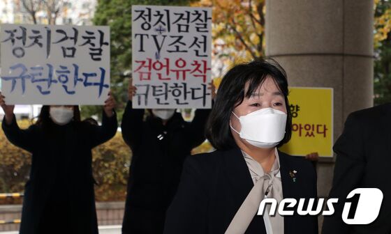 윤미향 무소속 의원이 26일 서울 마포구 서부지법에서 열린 정의기억연대 의혹 관련 5차 공판에 출석하고 있다. 2021.11.26/뉴스1 © News1 김명섭 기자