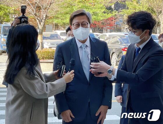공직선거법 위반 혐의로 기소된 박형준 부산시장이 26일 오전 부산지방법원에 열린 첫 공판에 출석하고 있다.2021.11.26/뉴스1 © News1 이유진 기자