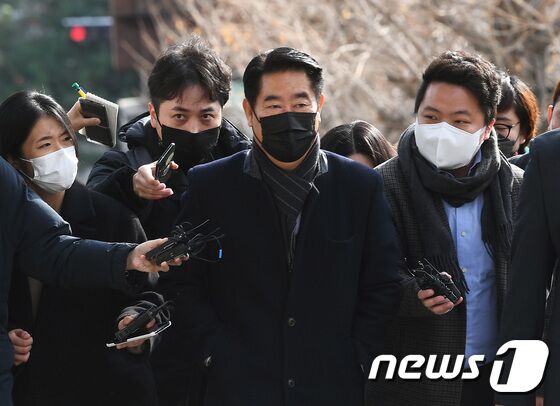 대장동 개발 당시 성남시의회 의장을 지낸 최윤길 전 의장이 26일 오후 경기도 수원시 팔달구 경기남부경찰청으로 출석하고 있다. 최 전 의장은 화천대유 측으로부터 30억원의 금품 로비를 받았다는 의혹을 받고 있다. 2021.11.26/뉴스1 © News1 김영운 기자
