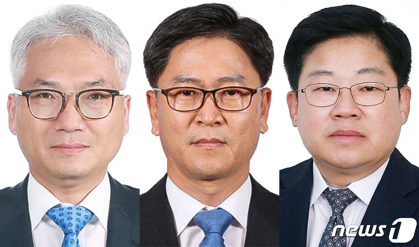 본문 이미지 - 문재인 대통령은 26일 국가정보원 제1차장에 박선원 국가정보원 기획조정실장(왼쪽부터), 제2차장에 천세영 국가정보원 대공수사국장, 기획조정실장에 노은채 국가정보원장 외교안보특별보좌관을 내정했다. (청와대 제공) 2021.11.26/뉴스1