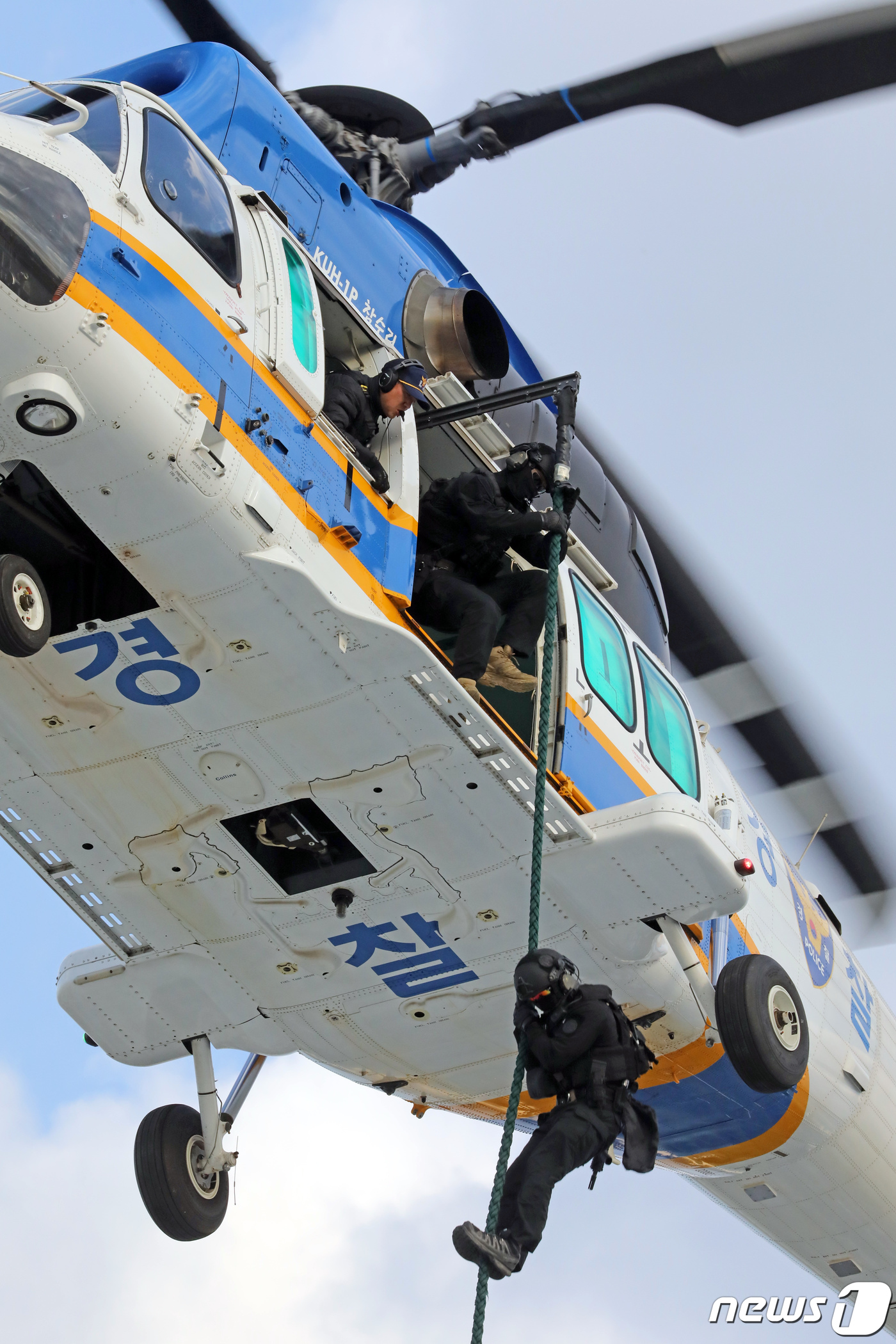 (세종=뉴스1) 장수영 기자 = 26일 세종시 어진동 세종경찰청 기동단에서 열린 대테러 훈련에서 경찰특공대 대원들이 테러범을 제압하기 위해 건물 옥상 위로 패스트로프 강하를 하고 …