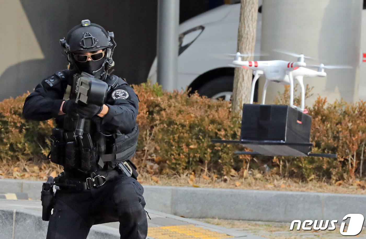 (세종=뉴스1) 장수영 기자 = 26일 세종시 어진동 세종경찰청 기동단에서 열린 대테러 훈련에서 경찰특공대 대원이 드론 테러 상황을 가정해 재밍건으로 적의 드론을 탈취하고 있다. …