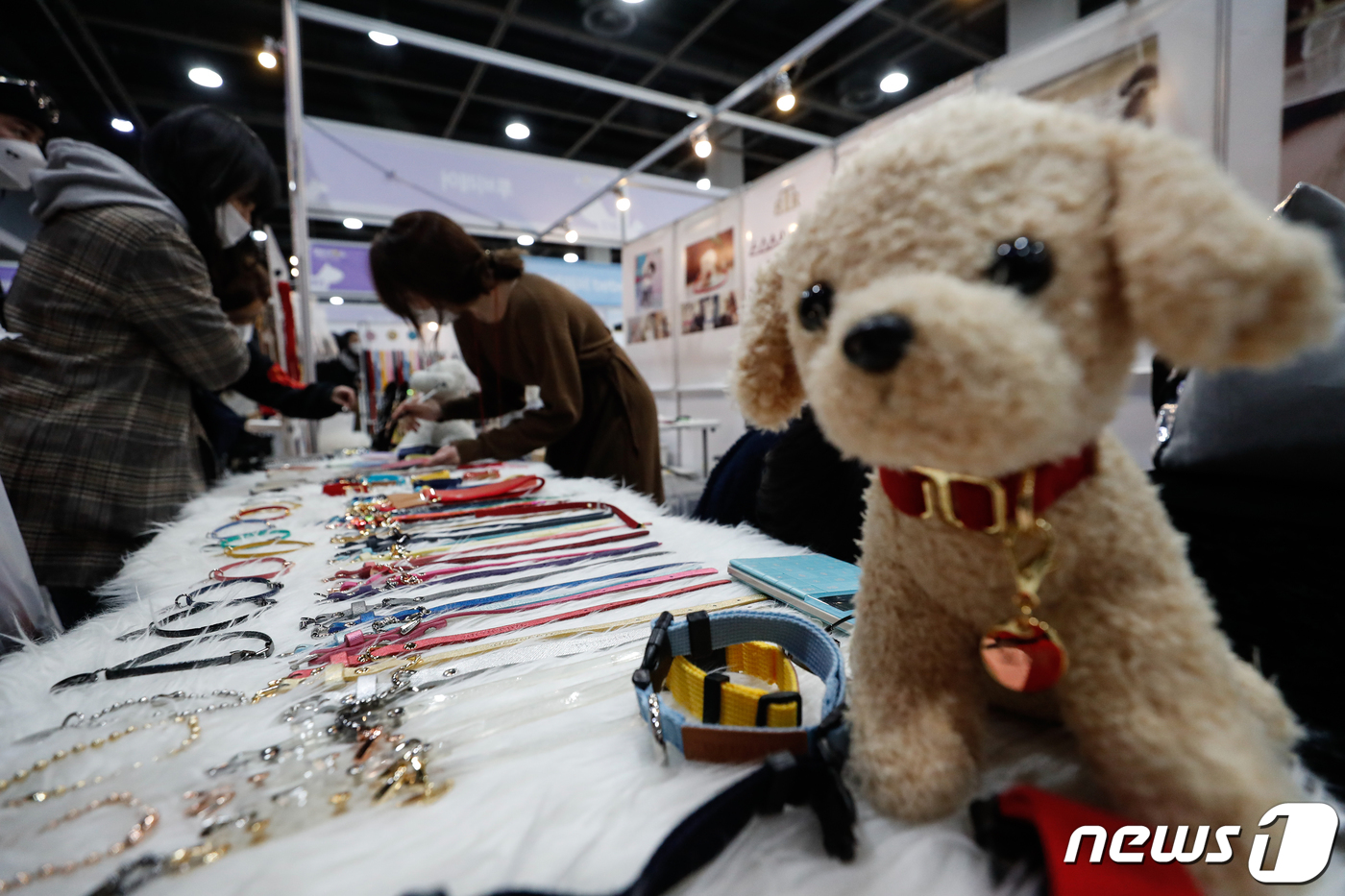 (서울=뉴스1) 이승배 기자 = 26일 서울 서초구 aT센터에서 열린 '2021 코리아펫쇼' 반려동물 관련 상품들이 진열돼 있다.오는 28일까지 aT센터에서 열리는 이번 박람회에는 …