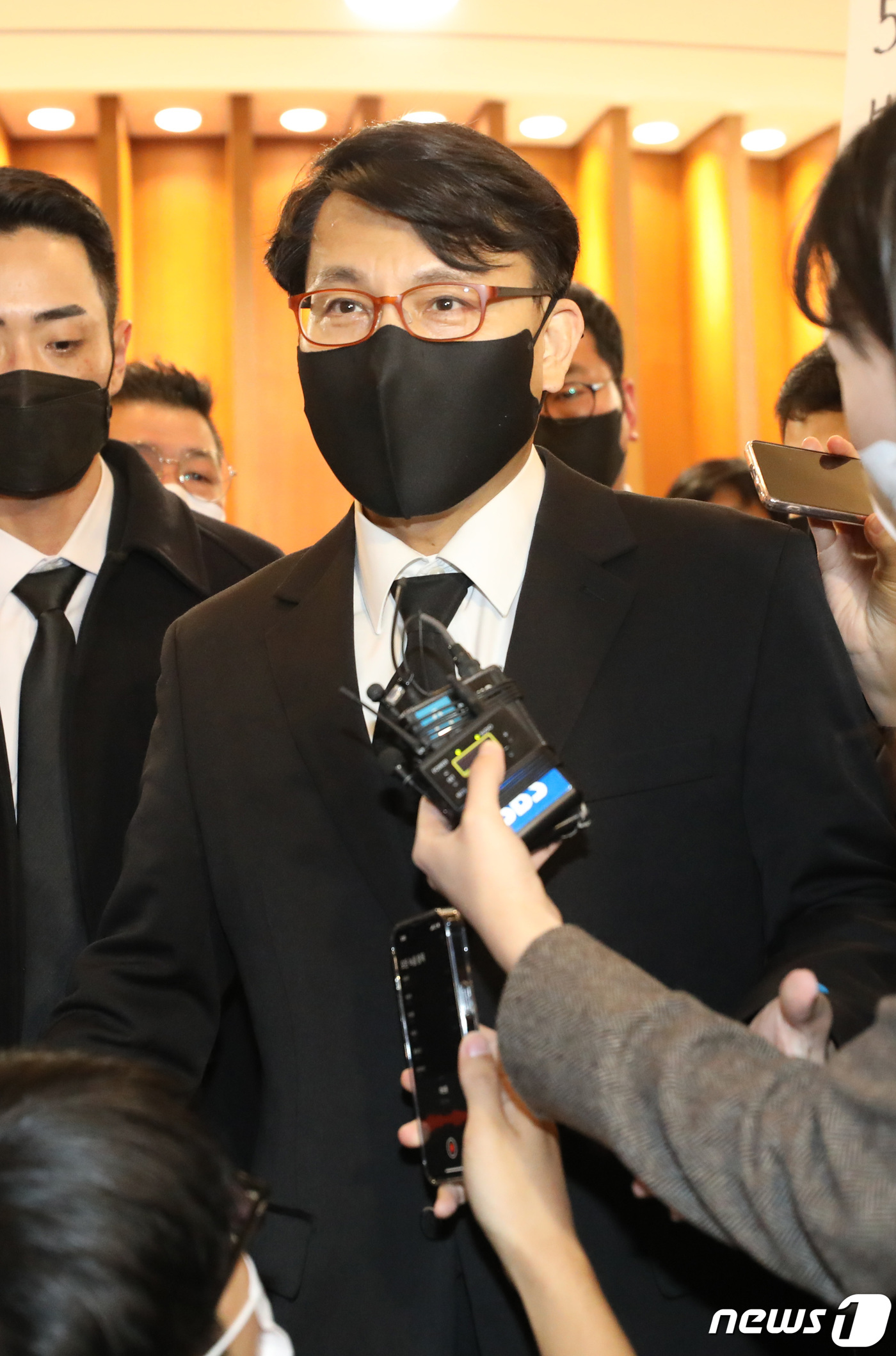 (서울=뉴스1) 박지혜 기자 = 윤상현 국민의힘 의원이 26일 오후 서울 서대문구 신촌세브란스병원 장례식장에 마련된 고 전두환 전 대통령 빈소를 찾아 조문을 마친 뒤 돌아가고 있다 …