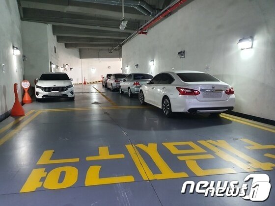 본문 이미지 - 만차제 시행 전 정부세종청사 4동 기획재정부 지하주차장에 2열로 차량이 주차됐던 모습. ⓒ 뉴스1