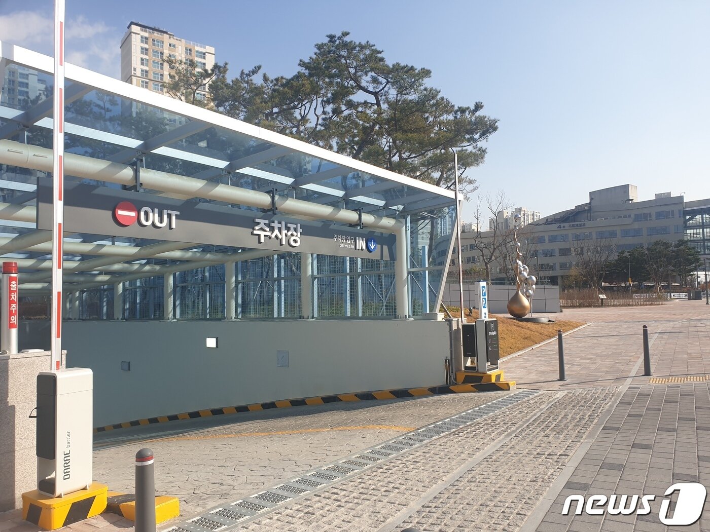 본문 이미지 - 최근 완공돼 지하주차장이 개방된 세종정부청사 4~6동 인근의 세종정부청사 체육관 주차장. ⓒ 뉴스1