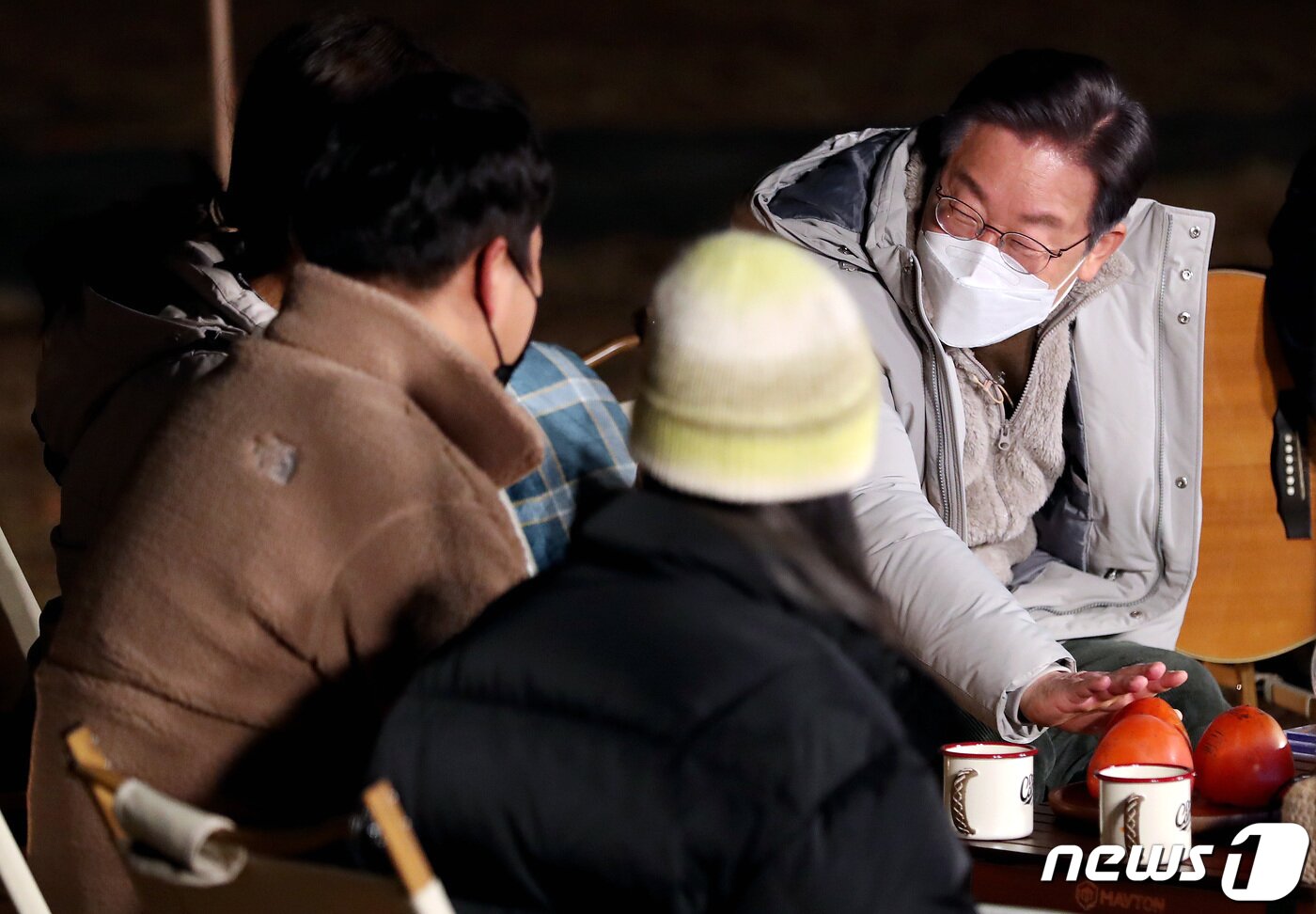본문 이미지 - 이재명 더불어민주당 대선 후보가 26일 오후 전남 해남군 오시아노 캠핑장에서 30대 직장인들과 삶의 애환에 대한 진솔한 소통을 나누고 있다. 2021.11.26/뉴스1 ⓒ News1 이동해 기자