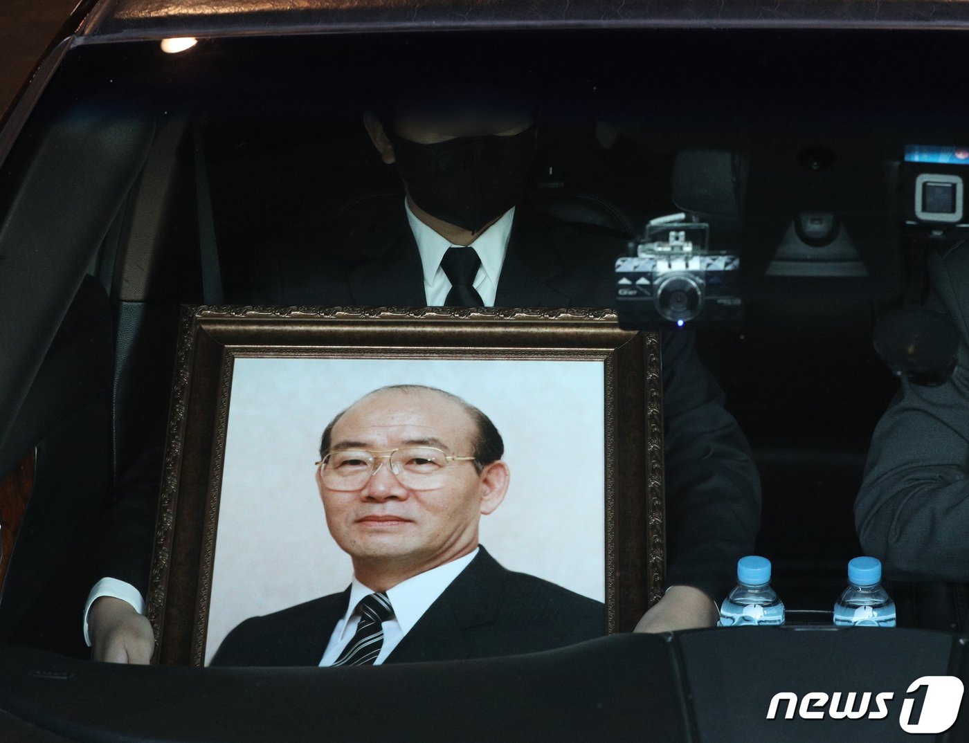 본문 이미지 - 27일 오전 서울 서대문구 신촌세브란스병원 장례식장에서 11·12대 대통령을 지낸 전두환씨의 발인이 진행되고 있다. 2021.11.27/뉴스1 ⓒ News1 신웅수 기자