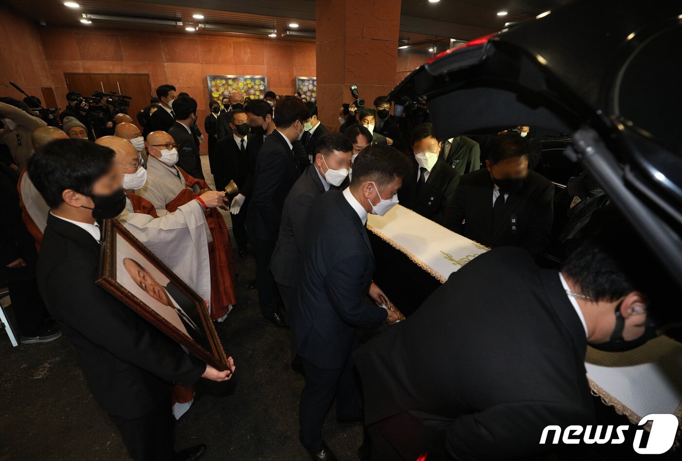 본문 이미지 - 27일 오전 서울 서대문구 신촌세브란스병원 장례식장에서 11·12대 대통령을 지낸 전두환씨의 발인이 진행되고 있다. 2021.11.27/뉴스1 ⓒ News1 신웅수 기자