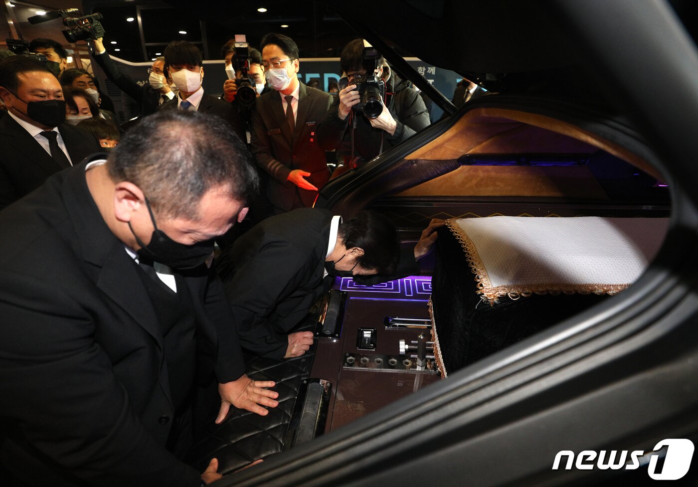 본문 이미지 - 27일 오전 서울 서대문구 신촌세브란스병원 장례식장에서 열린 11·12대 대통령을 지낸 전두환씨 발인에서 부인 이순자씨와 장남 전재국씨가 인사를 하고 있다. 2021.11.27/뉴스1 ⓒ News1 신웅수 기자