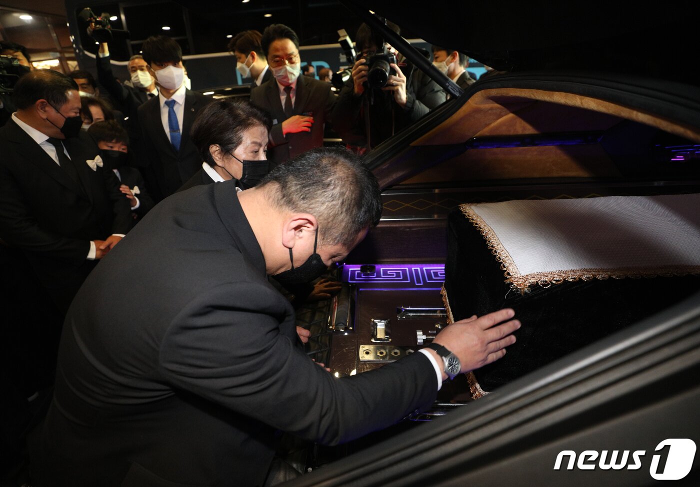 본문 이미지 - 27일 오전 서울 서대문구 신촌세브란스병원 장례식장에서 열린 11·12대 대통령을 지낸 전두환씨 발인에서 부인 이순자씨와 장남 전재국씨가 인사를 하고 있다. 2021.11.27/뉴스1 ⓒ News1 신웅수 기자