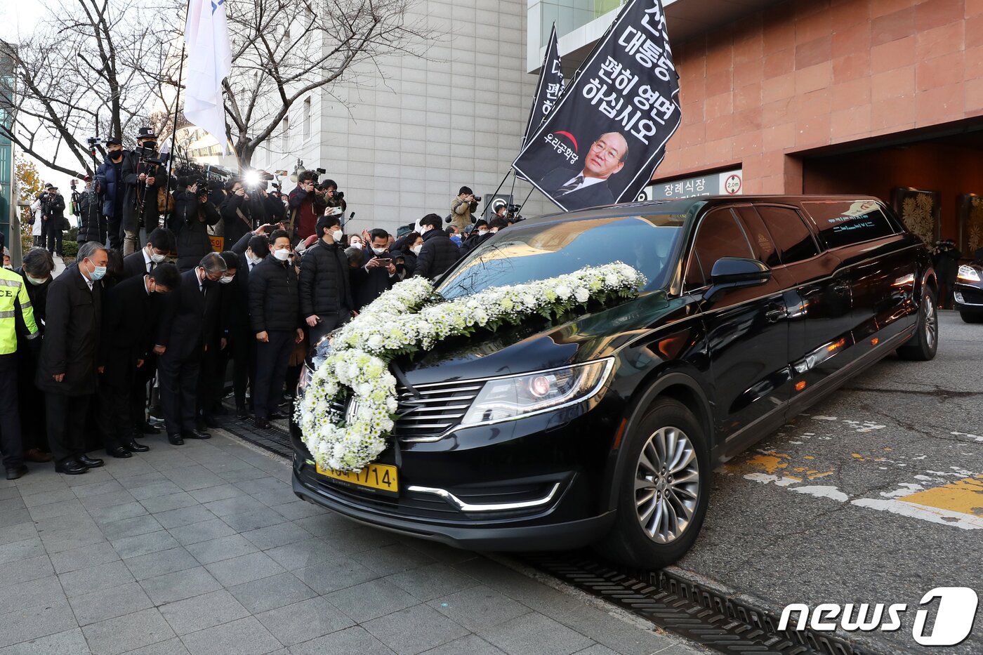 본문 이미지 - 27일 오전 서울 서대문구 신촌세브란스병원 장례식장에서 11·12대 대통령을 지낸 전두환씨의 운구차량이 장례식장을 나서고 있다. 2021.11.27/뉴스1 ⓒ News1 신웅수 기자