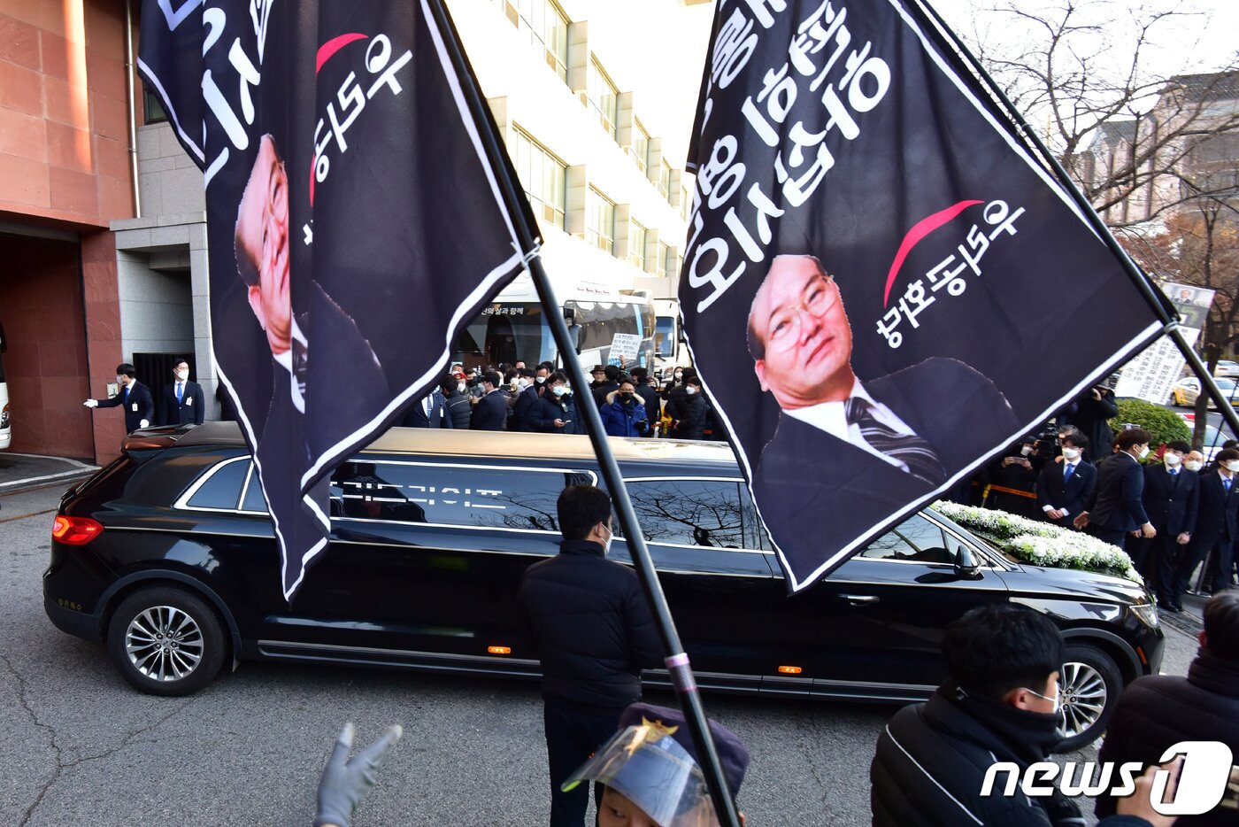 본문 이미지 - 27일 오전 서울 서대문구 신촌세브란스병원 장례식장에서 11·12대 대통령을 지낸 전두환씨의 운구차량이 장례식장을 나서고 있다. 2021.11.27/뉴스1 ⓒ News1 신웅수 기자