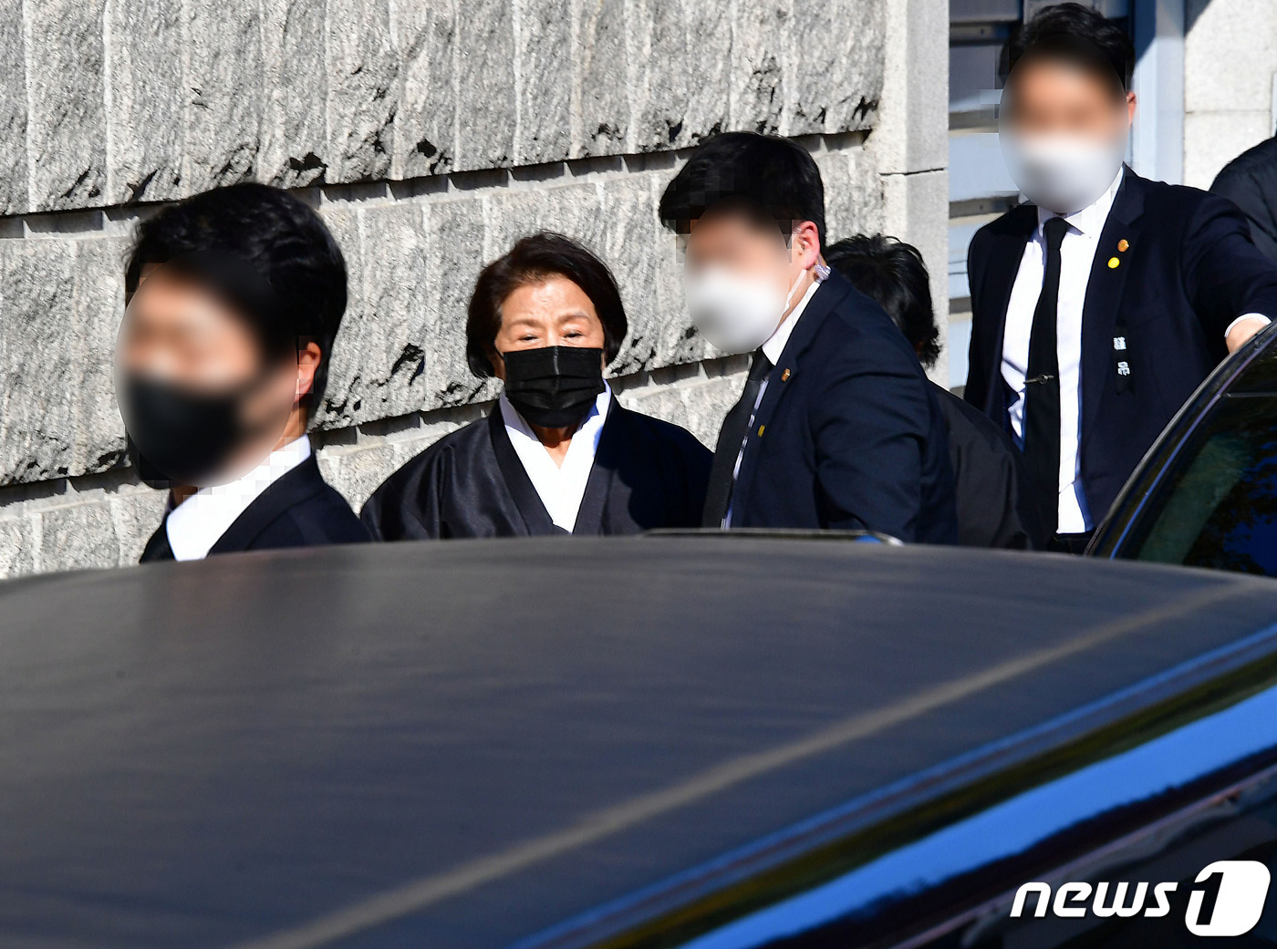 (서울=뉴스1) 신웅수 기자 = 27일 오후 서울 서대문구 연희동 자택으로 전직 대통령 전두환 씨의 부인 이순자씨가 도착하고 있다. 2021.11.27/뉴스1