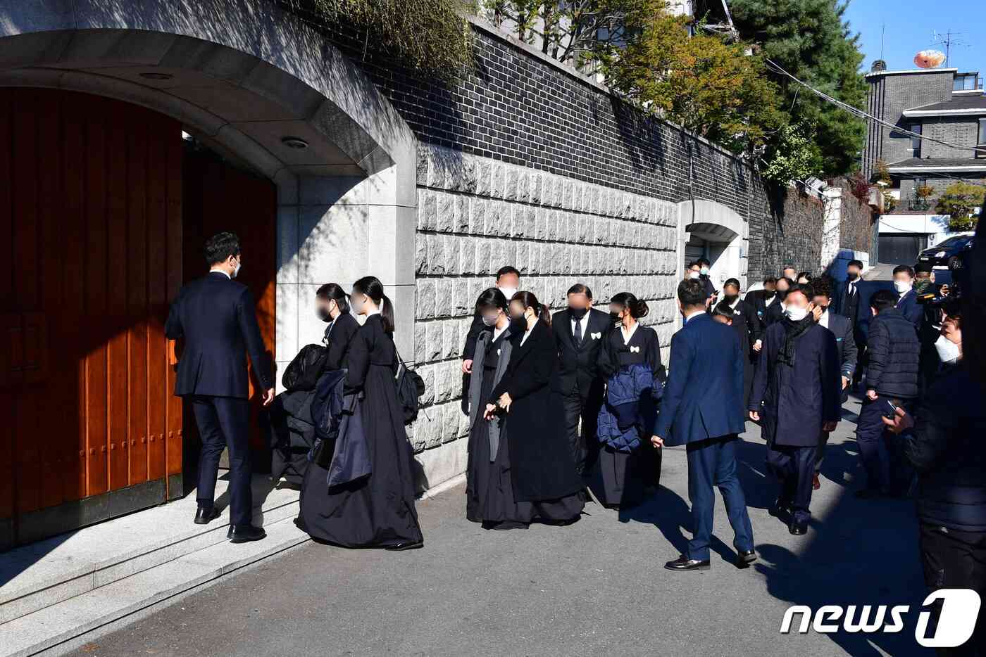 지난 2021년 11월 27일 오후 서울 서대문구 연희동 자택으로 전직 대통령 전두환 씨의 장례를 마친 유족들이 돌아오고 있다. 2021.11.27/뉴스1 © News1 신웅수 기자