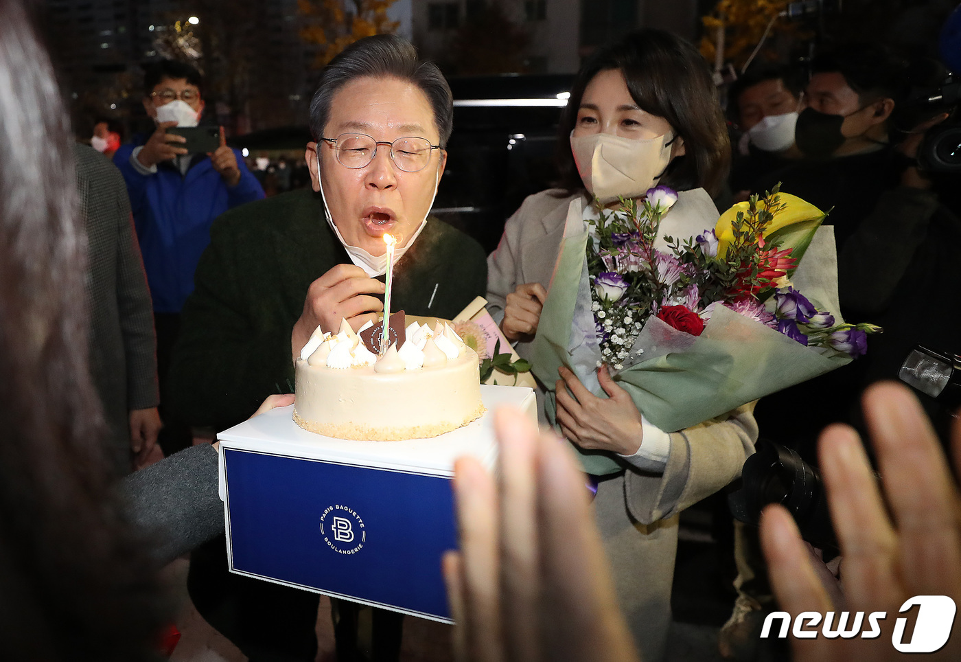 (순천=뉴스1) 이동해 기자 = 이재명 더불어민주당 대선후보와 배우자 김혜경 씨가 27일 전남 순천시 연향동 패션의 거리에서 시민들로부터 받은 생일 케이크의 촛불을 끄고 있다. 이 …