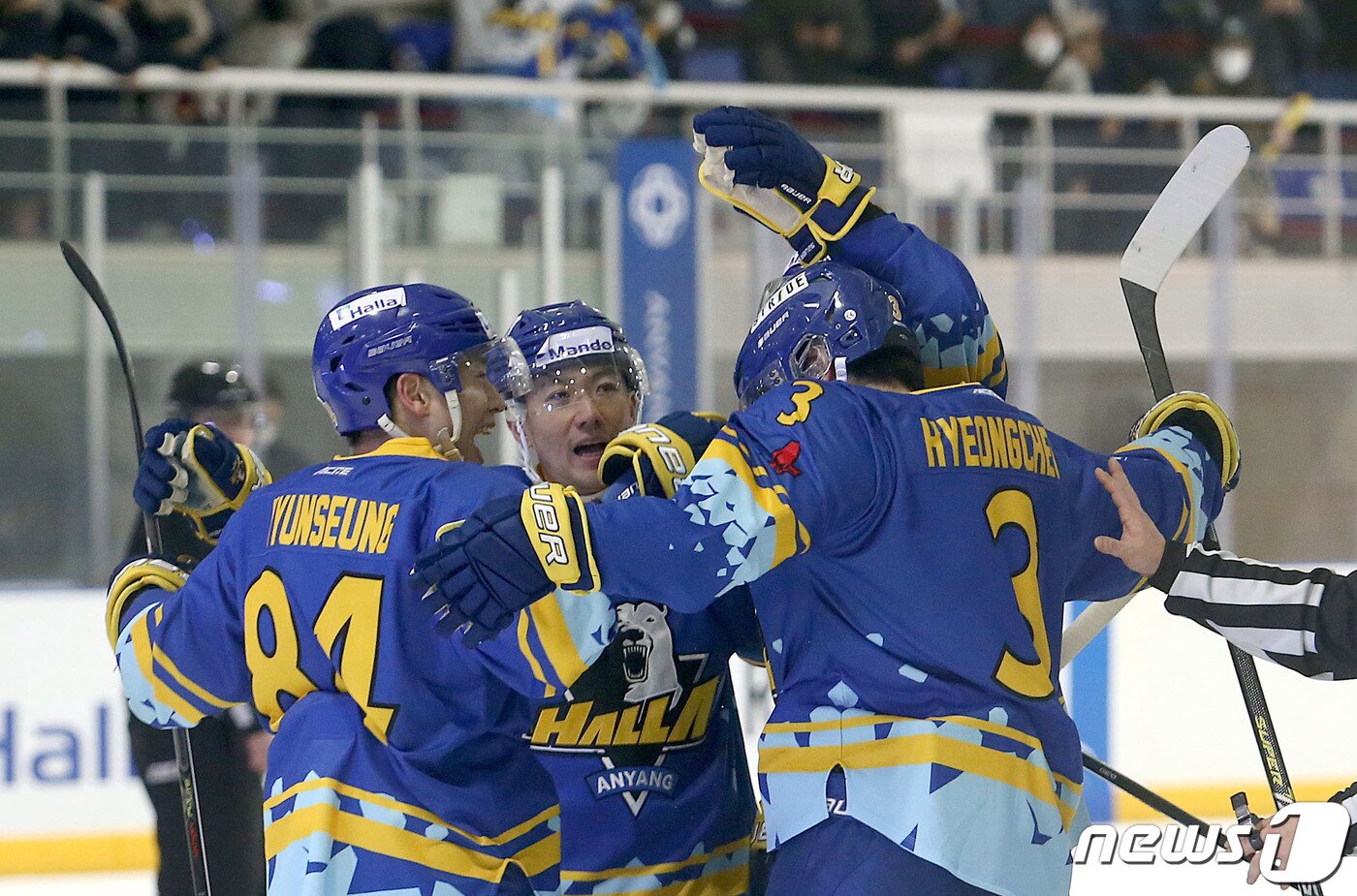 본문 이미지 - 27일 오후 안양 빙상장에서 열린 제 41회 유한철배 전국 일반부 아이스하키대회에서 안양한라의 송형철(3번) 선수가 승부를 결정짓는 결승골을 성공시킨뒤 동료들과 기쁨을 나누고 있다.(안양 한라 제공)2021.11.27/뉴스1