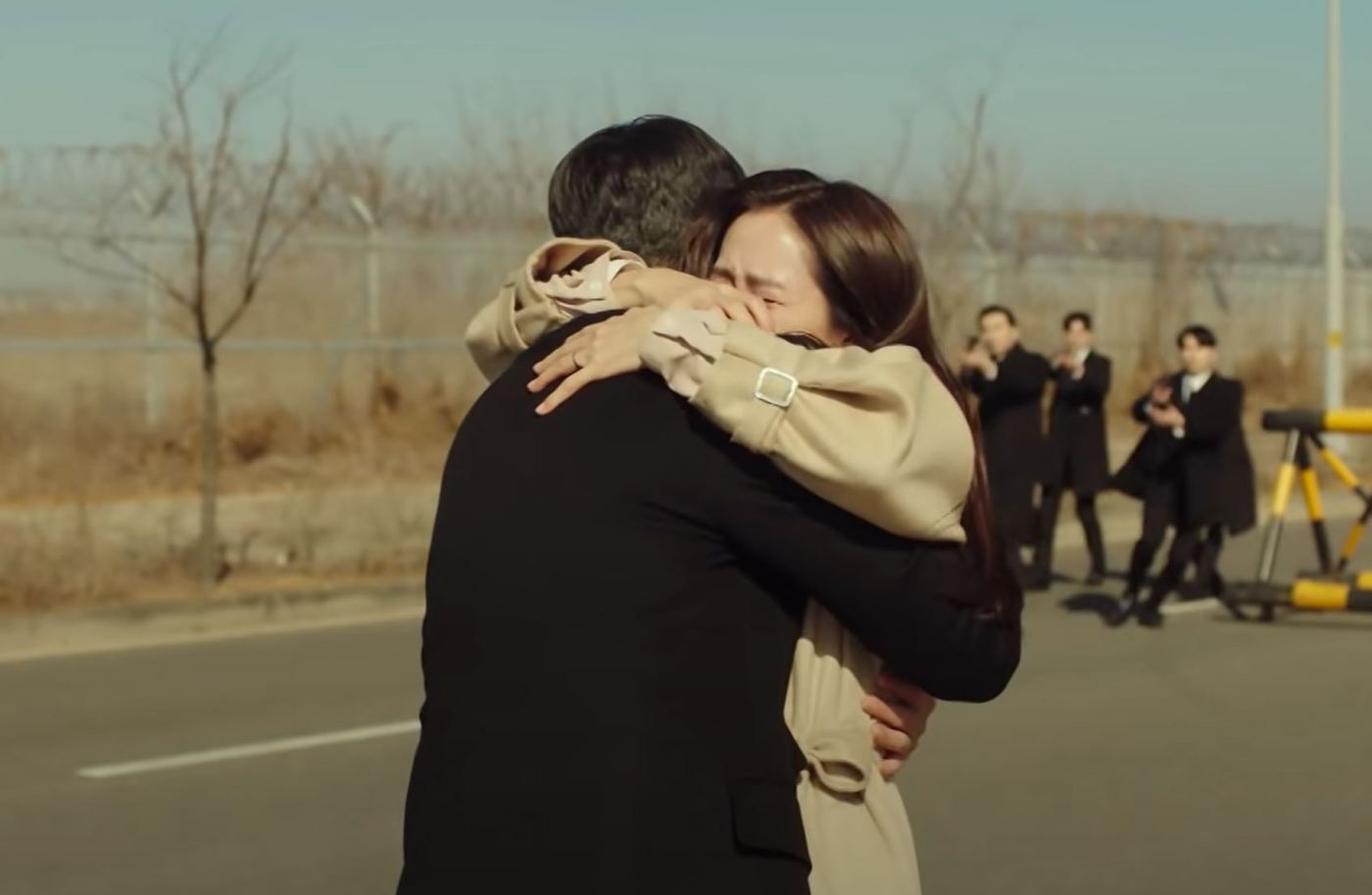 본문 이미지 - 군사분계선에서 만난 리정혁과 윤세리. (사진='사랑의 불시착'  캡처) ⓒ 뉴스1