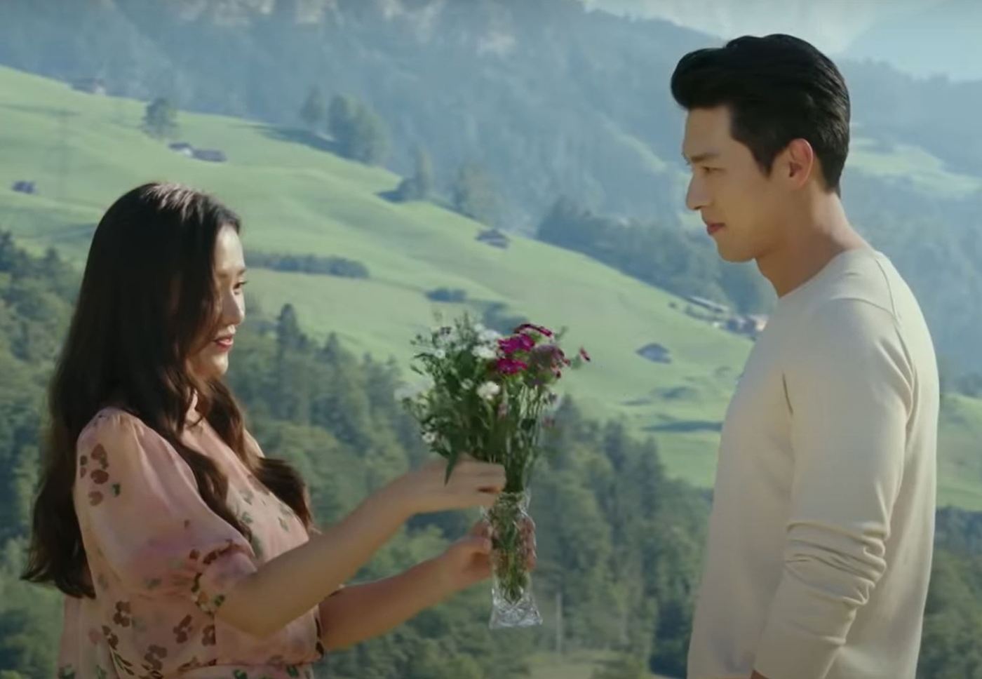 본문 이미지 - 서로를 잊지 못하는 리정혁(오른쪽)과 윤세리는 멀리 스위스에서 재회한다. (사진='사랑의 불시착'  캡처) ⓒ 뉴스1