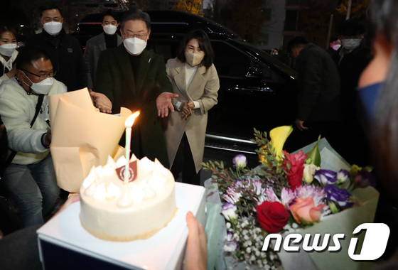 이재명·김혜경 부부, 순천 도착하니 케이크와 꽃다발이